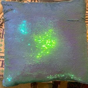 Sequin changing color pillow